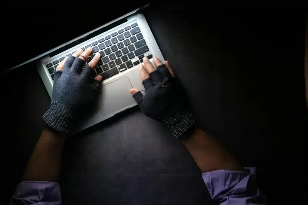 Mains de hacker sur son ordinateur